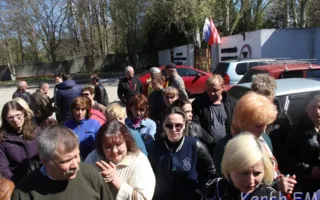 В Керчи не платят зарплату на заводе — работники вышли на митинг (видео)