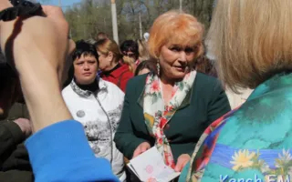 В Керчи не платят зарплату на заводе — работники вышли на митинг (видео)