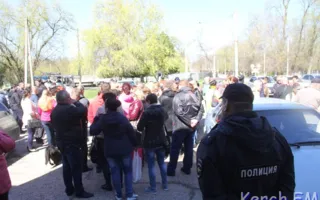 В Керчи не платят зарплату на заводе — работники вышли на митинг (видео)