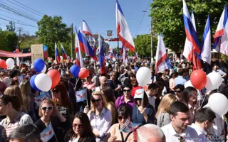 В Симферополе на Первомайскую демонстрацию вышли 25 тысяч человек — фото