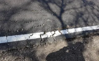 Дорога в объезд севастопольского оползня уже разрушается (фото)