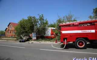 В Керчи погиб человек при столкновении пожарного авто и ВАЗа (фото, видео)
