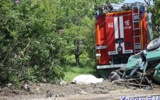 В Керчи погиб человек при столкновении пожарного авто и ВАЗа (фото, видео)