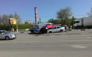 «Цирковое» ДТП в Симферополе: иномарка в прыжке оседлала ВАЗ (фото, видео)