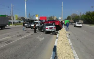 «Цирковое» ДТП в Симферополе: иномарка в прыжке оседлала ВАЗ (фото, видео)