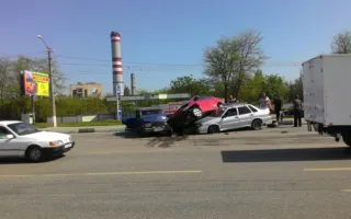 «Цирковое» ДТП в Симферополе: иномарка в прыжке оседлала ВАЗ (фото, видео)
