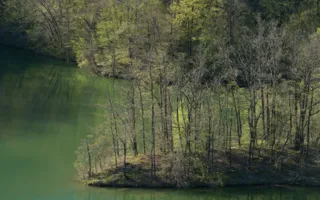 Озеро Ворон: изумрудный водоём в горах Крыма