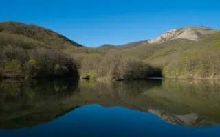 Озеро Ворон: изумрудный водоём в горах Крыма