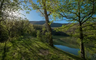 Озеро Ворон: изумрудный водоём в горах Крыма