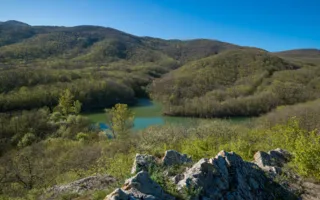 Озеро Ворон: изумрудный водоём в горах Крыма