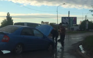 В Симферополе иномарка утонула в огромной луже (фото)