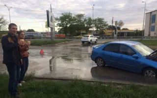 В Симферополе иномарка утонула в огромной луже (фото)