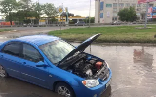 В Симферополе иномарка утонула в огромной луже (фото)