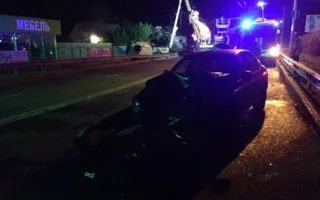 В Крыму микроавтобус врезался в столб — водитель не выжил (фото)
