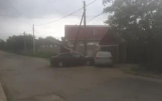 В Симферополе Opel снёс электроопору, оставив людей без света (фото)