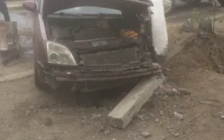В Симферополе Opel снёс электроопору, оставив людей без света (фото)