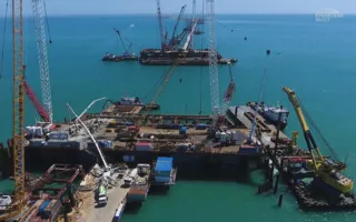 Понтоны для перевозки арок Крымского моста вывели на воду