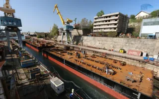 Понтоны для перевозки арок Крымского моста вывели на воду