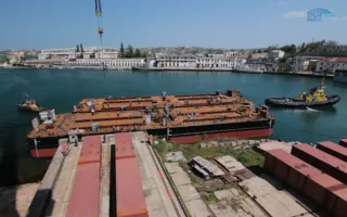 Понтоны для перевозки арок Крымского моста вывели на воду