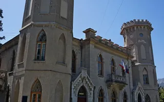 Самые красивые дворцы Крыма: Романтическая Александрия в Гаспре