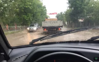 В Симферополе «поплыли» авто — бушует гроза (фото)