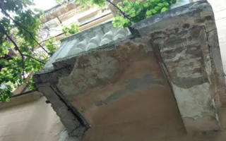 В центре Севастополя «опасные» балконы угрожают горожанам (фото) 