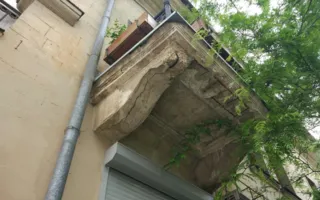 В центре Севастополя «опасные» балконы угрожают горожанам (фото) 