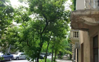 В центре Севастополя «опасные» балконы угрожают горожанам (фото) 