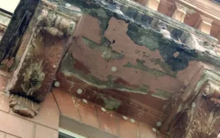 В центре Севастополя «опасные» балконы угрожают горожанам (фото) 