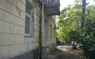 В центре Севастополя «опасные» балконы угрожают горожанам (фото) 