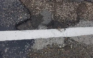 Под Севастополем дорожную разметку наносят на ямы (фото)