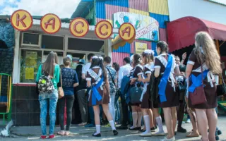 Последний звонок в Севастополе: танцы, гонки, заплывы (фото)