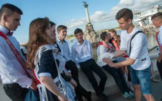 Последний звонок в Севастополе: танцы, гонки, заплывы (фото)