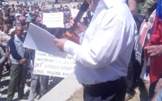 «Долой пришлое правительство! Чалый, дуй в Украину!»: в Севастополе состоялся митинг по Генплану (фото)