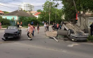 В Севастополе на перекрёстке перевернулась иномарка (фото)