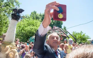 В Севастополе слепили Памятник затопленным кораблям из пломбира (фото)
