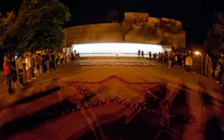 В Севастополе зажгли свечи в память о жертвах войны (фоторепортаж)