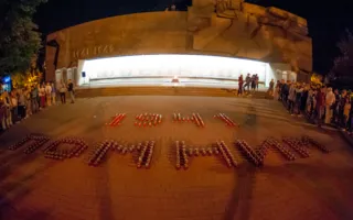 В Севастополе зажгли свечи в память о жертвах войны (фоторепортаж)