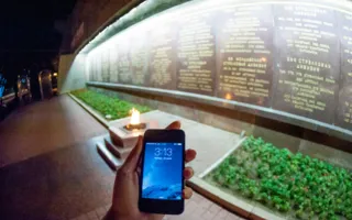 В Севастополе зажгли свечи в память о жертвах войны (фоторепортаж)