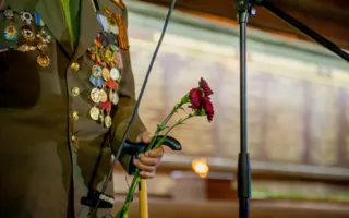 В Севастополе зажгли свечи в память о жертвах войны (фоторепортаж)