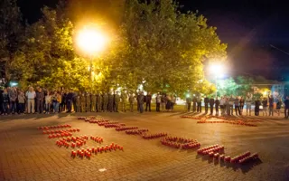 В Севастополе зажгли свечи в память о жертвах войны (фоторепортаж)