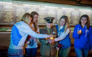В Севастополе зажгли свечи в память о жертвах войны (фоторепортаж)