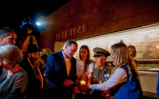 В Севастополе зажгли свечи в память о жертвах войны (фоторепортаж)
