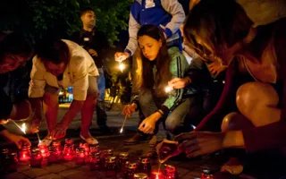 В Севастополе зажгли свечи в память о жертвах войны (фоторепортаж)
