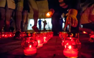 В Севастополе зажгли свечи в память о жертвах войны (фоторепортаж)
