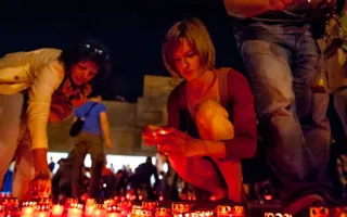 В Севастополе зажгли свечи в память о жертвах войны (фоторепортаж)