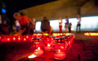 В Севастополе зажгли свечи в память о жертвах войны (фоторепортаж)