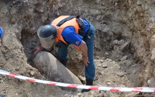 Мощную авиабомбу обезвредили в Севастополе (фото, видео)