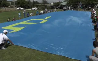 В Крыму развернули самый большой крымскотатарский флаг 