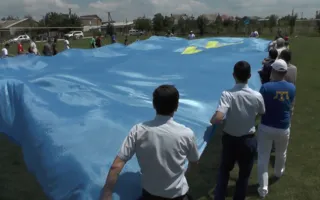 В Крыму развернули самый большой крымскотатарский флаг 